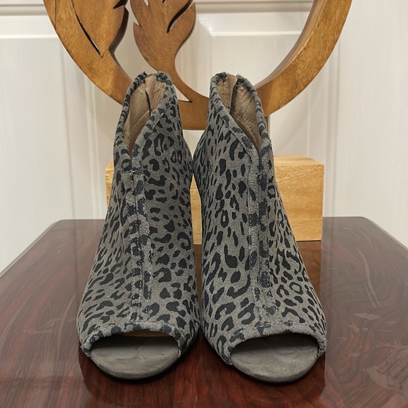 G.I.L.I Cheetah Print Leather High Heel Booties 9.5 (US) black & grey - Picture 3 of 8